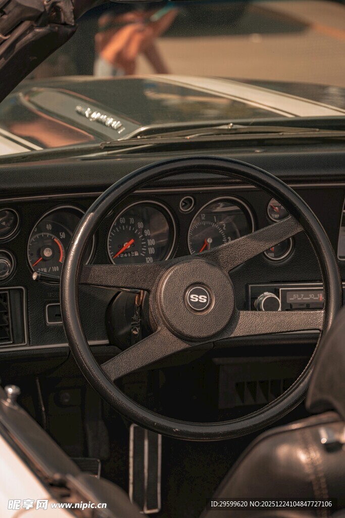 复古汽车驾驶舱特写