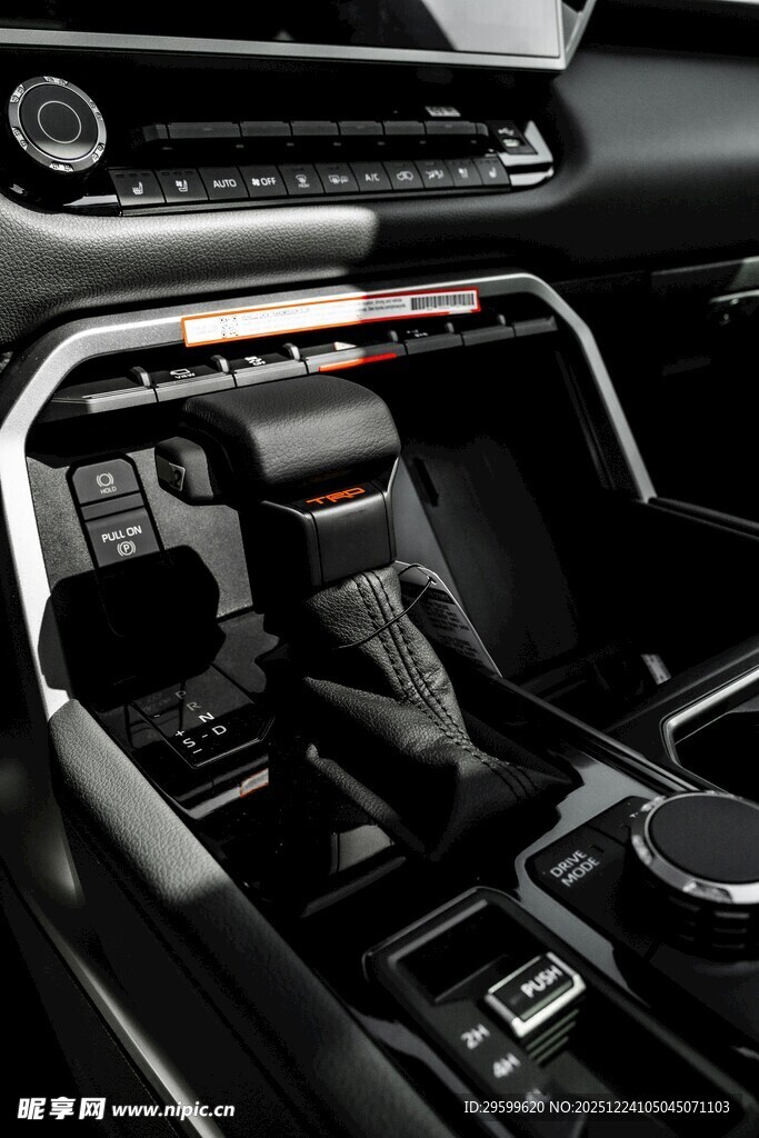 汽车内饰精致换挡区域特写