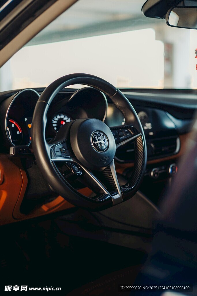 精致汽车方向盘内饰特写