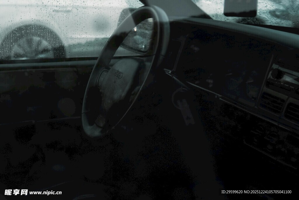 车内视角看雨中模糊景象