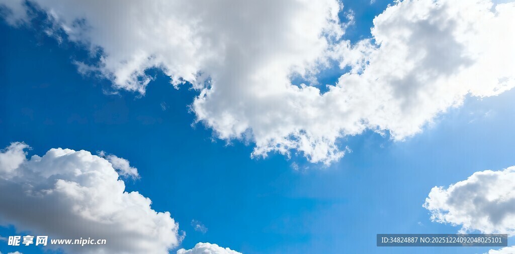 晴朗蓝天与蓬松白云