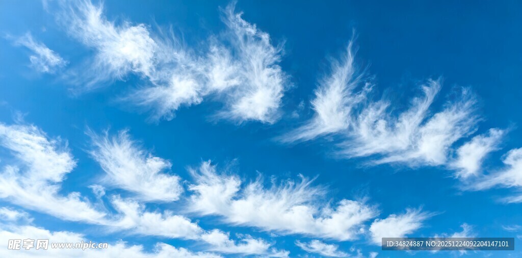 蓝天飘絮状白云