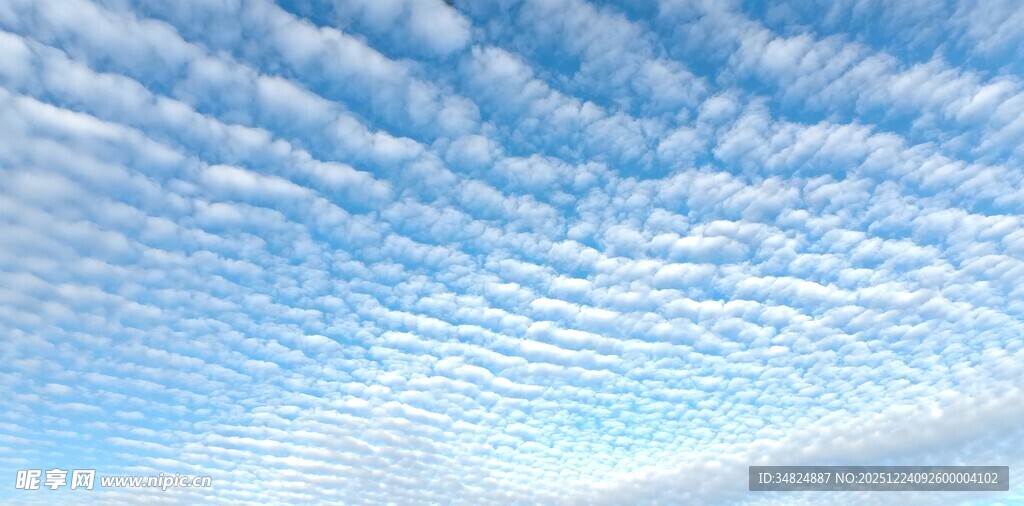 天空中的美丽絮状云彩