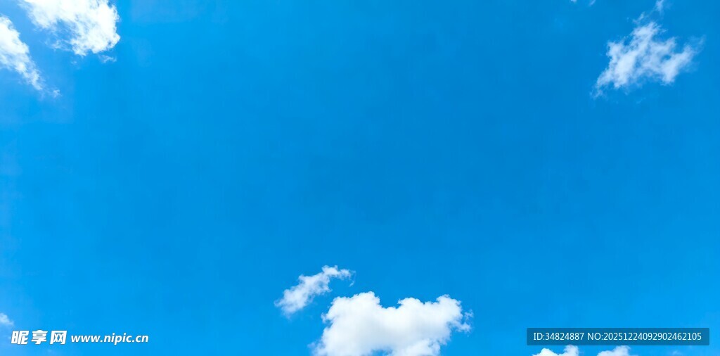 晴朗蓝天飘着几朵白云