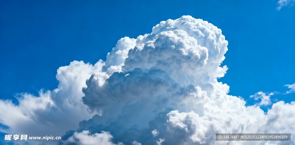 蓝天中的巨大蓬松云朵