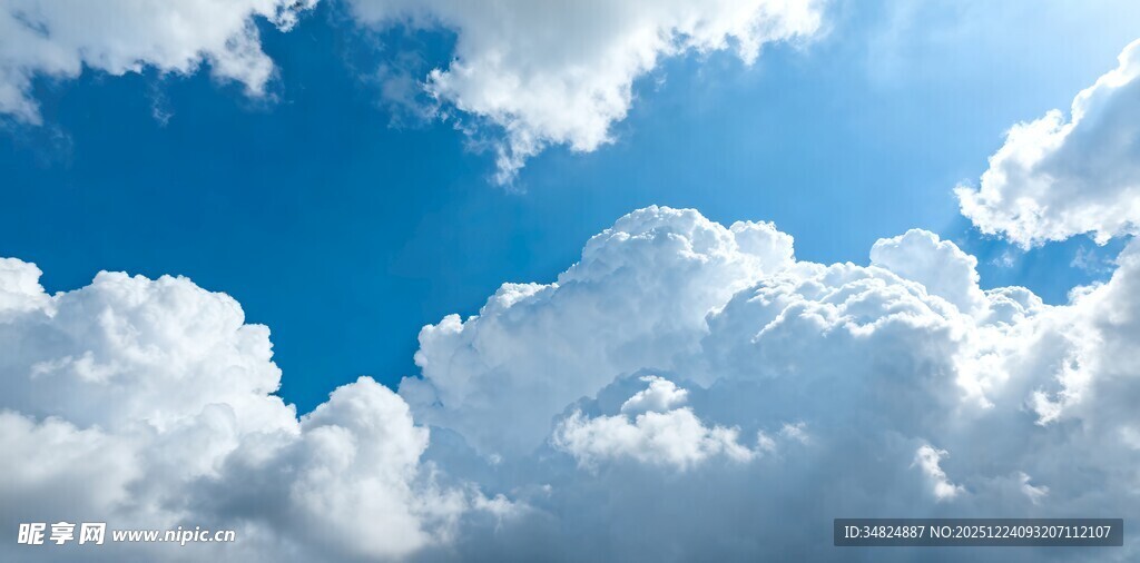 晴朗蓝天蓬松白云