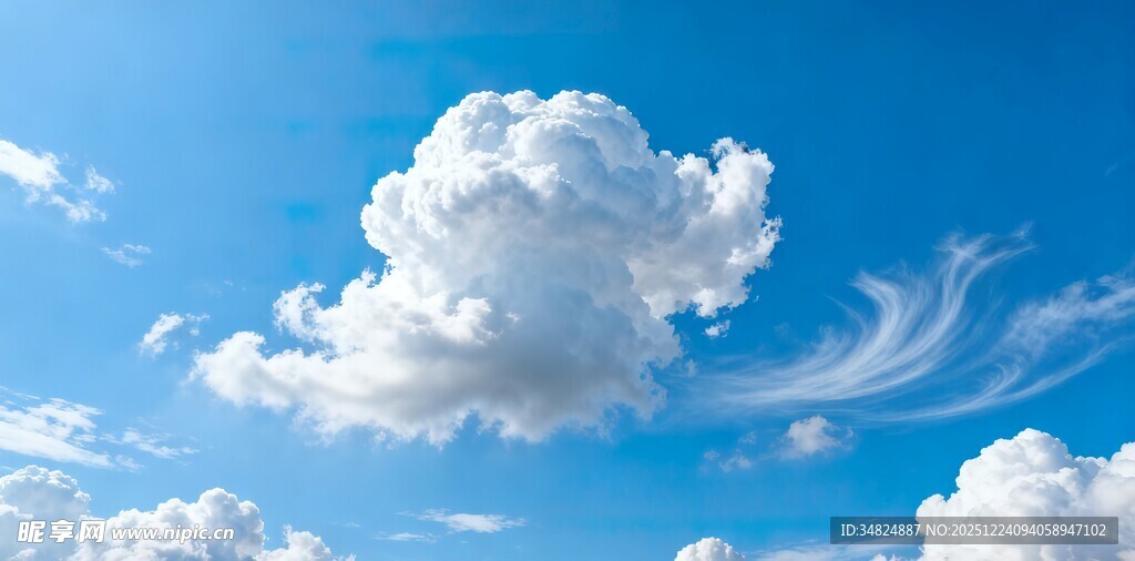 蓝天中的蓬松白云