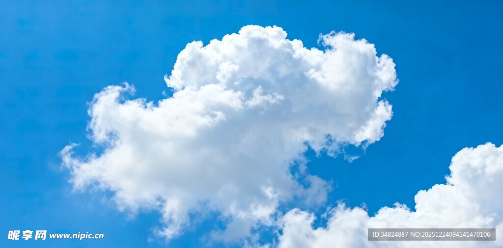 蓝天中的蓬松白云