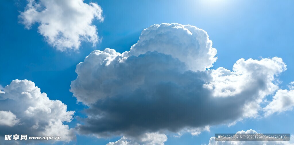 晴朗蓝天中的蓬松白云