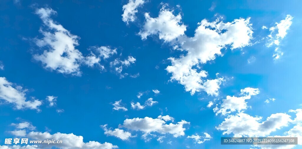 晴朗蓝天飘浮朵朵白云