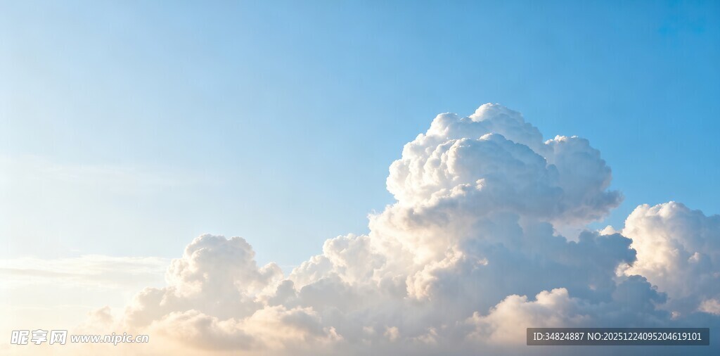 蓝天中的蓬松云朵