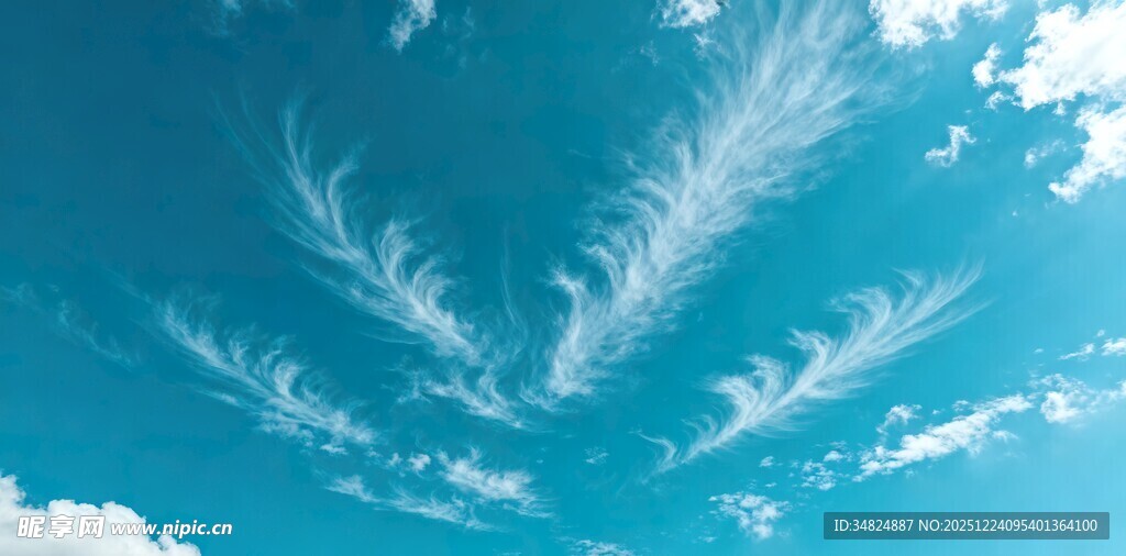 蓝天下的羽状云彩