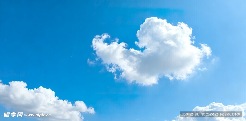 蓝天中的蓬松白云