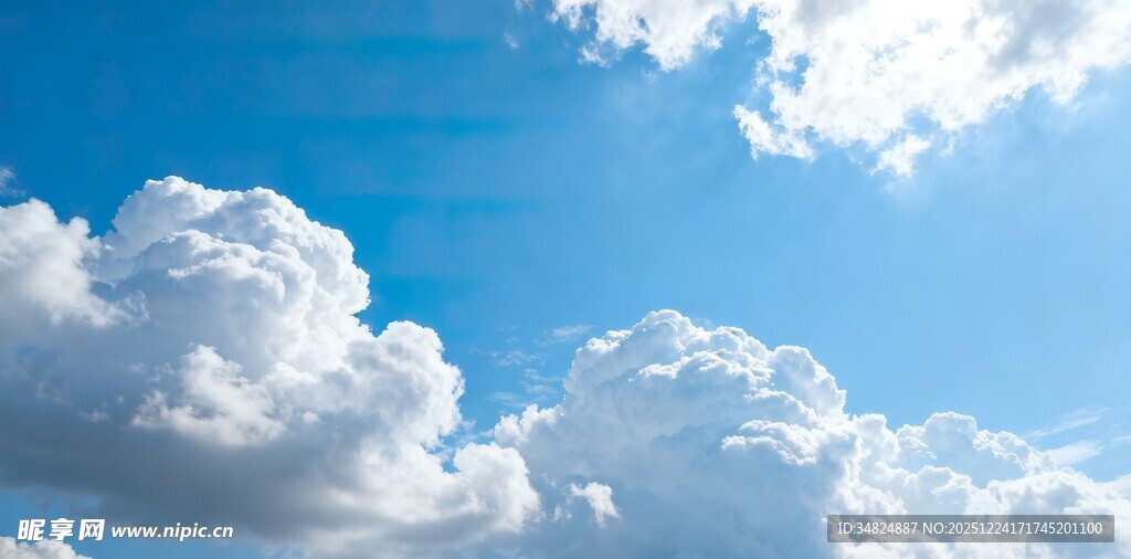 晴朗蓝天蓬松白云
