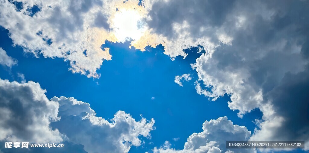 蓝天之上的梦幻云朵