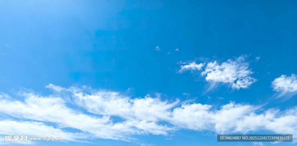 晴朗蓝天飘浮朵朵白云