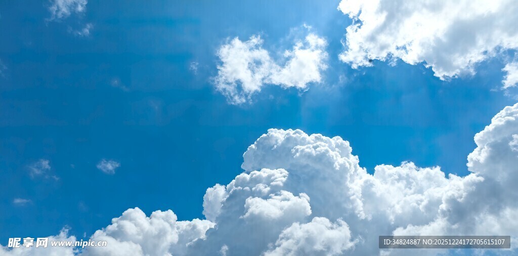 晴朗蓝天与蓬松白云
