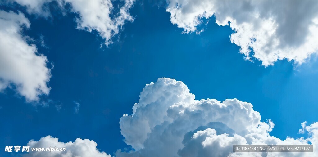 蓝天中的蓬松白云
