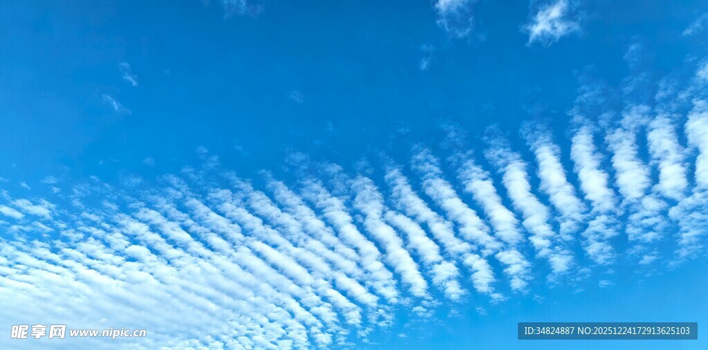 蓝天下的独特条纹云彩