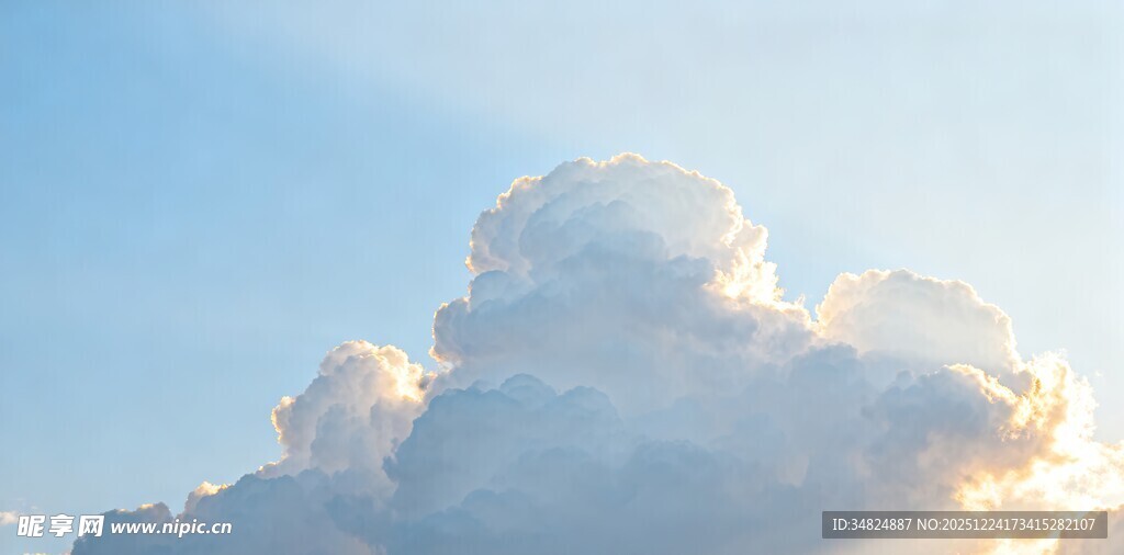 蓝天之上梦幻云朵
