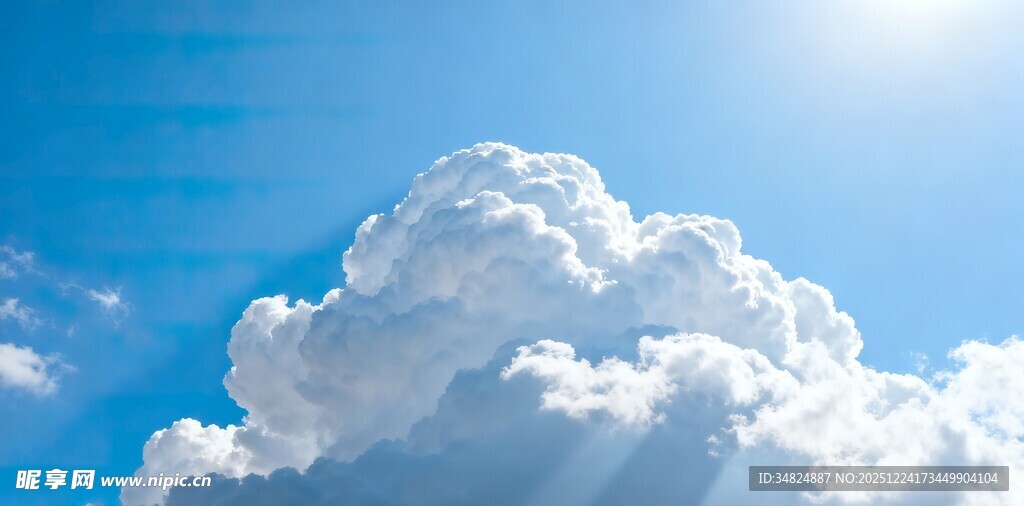 蓝天中的蓬松白云