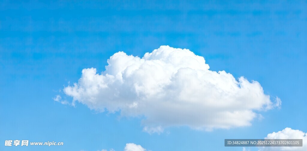 蓝天下的蓬松白云