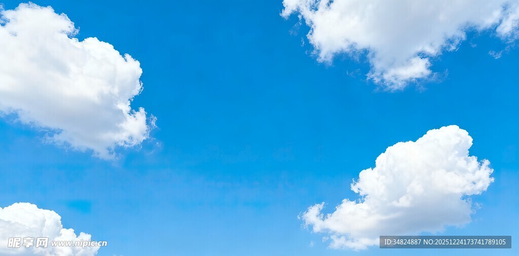 蓝天中的蓬松白云