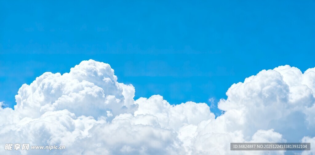 蓝天中的蓬松白云