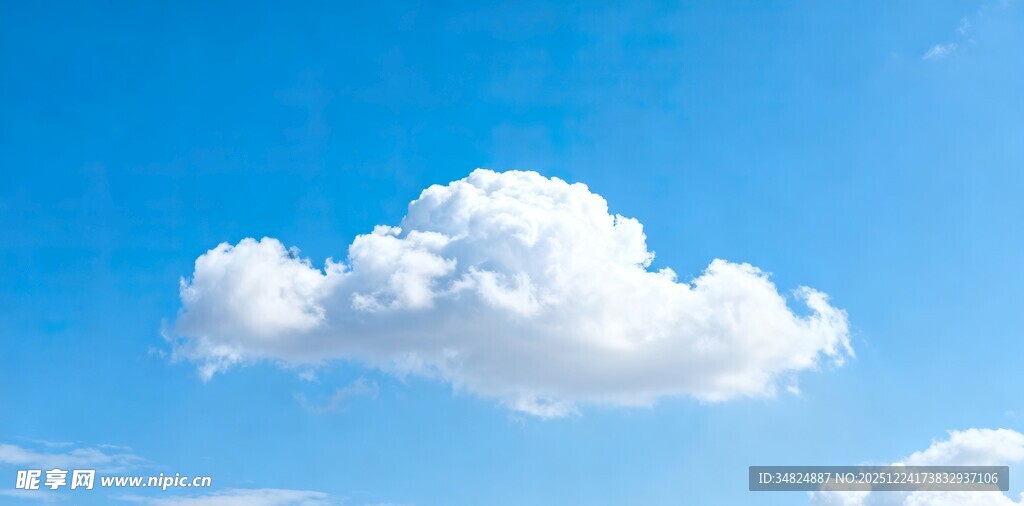 蓝天下的蓬松白云