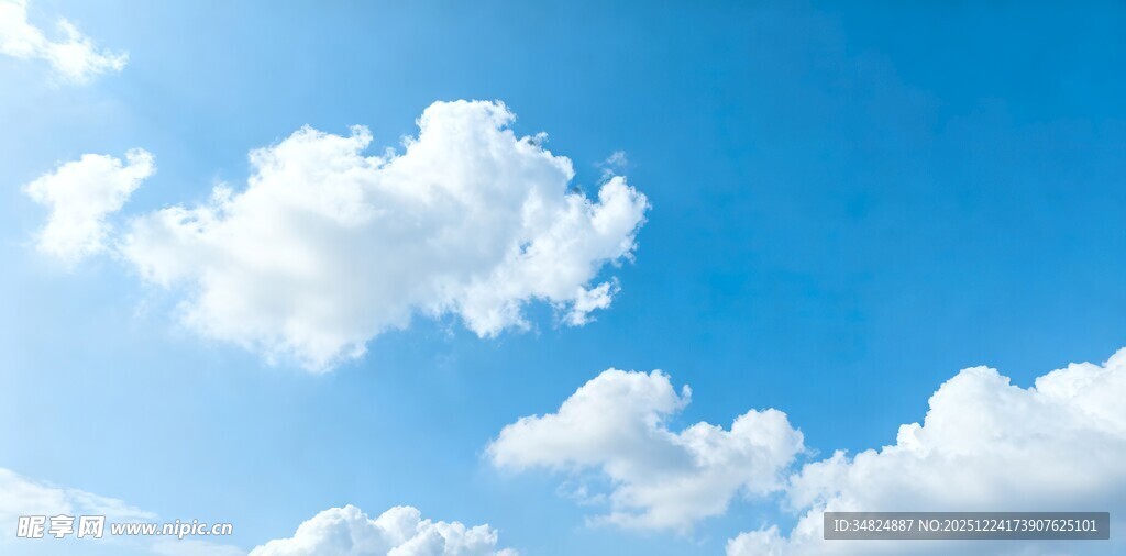 晴朗蓝天飘着朵朵白云