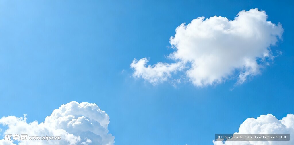 蓝天中的蓬松白云
