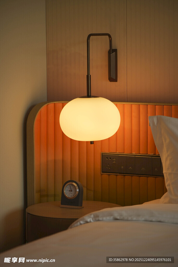 温馨卧室床头灯场景