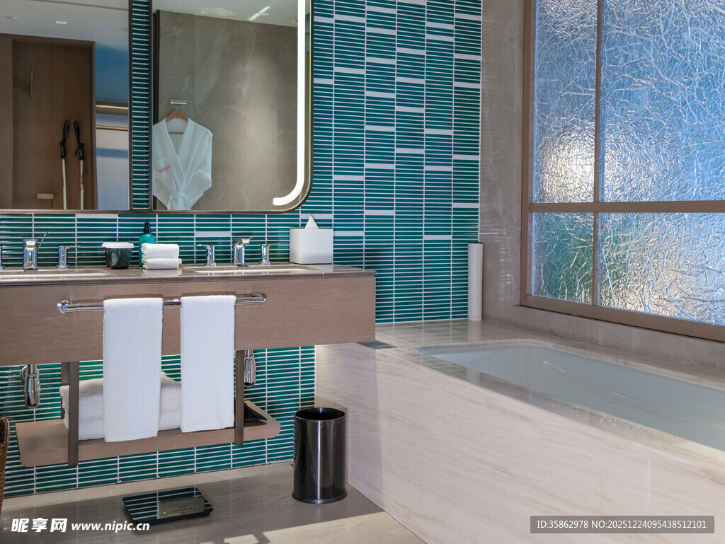 现代风浴室清新蓝绿配色