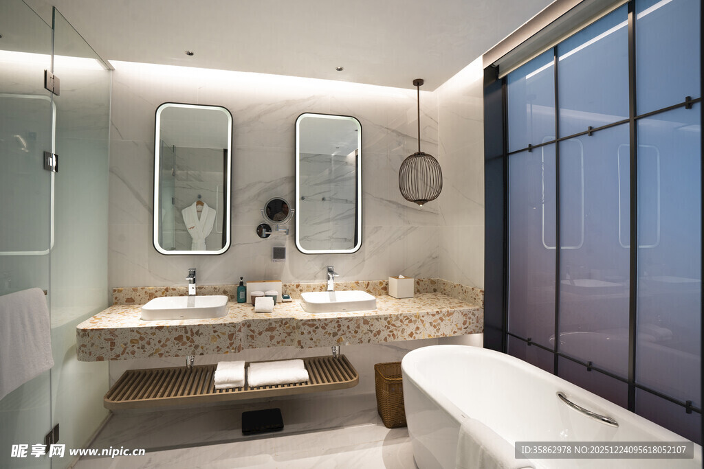 现代简约风豪华浴室空间