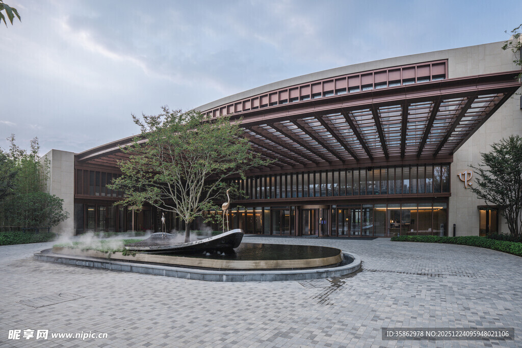 现代建筑前的喷泉景观