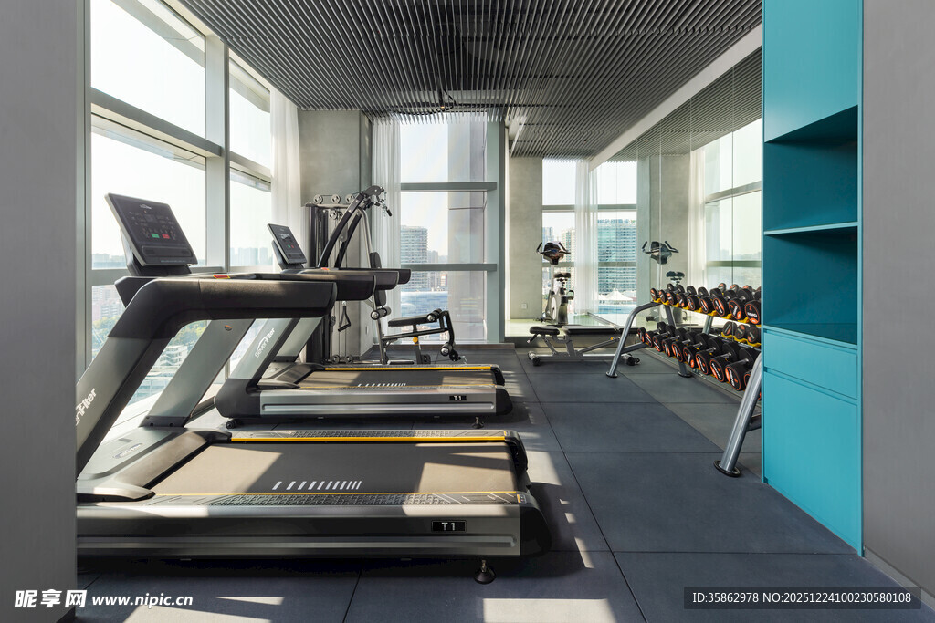 现代健身房内的跑步机设备