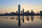 湖畔城市天际线黄昏美景