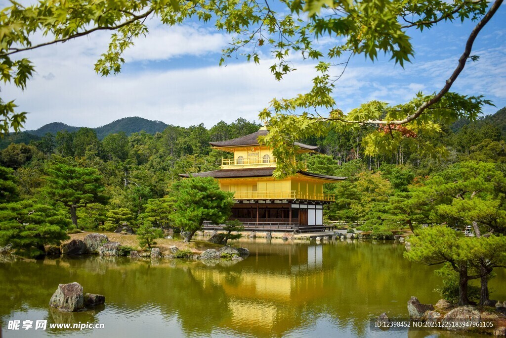 日本金阁寺的湖景风光