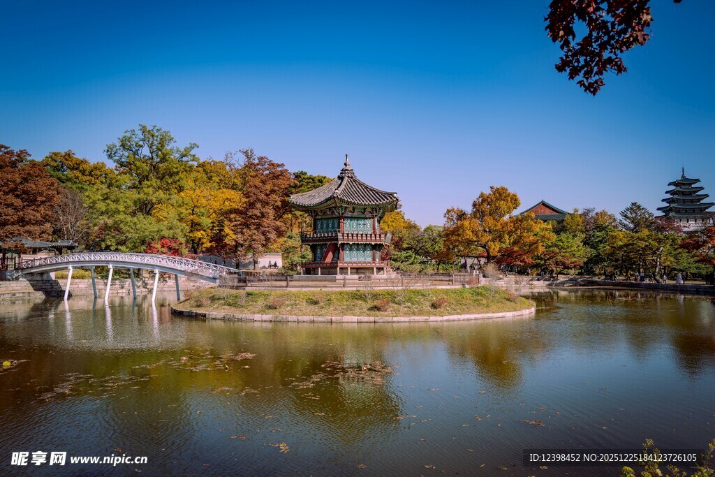 秋日湖畔中式园林美景