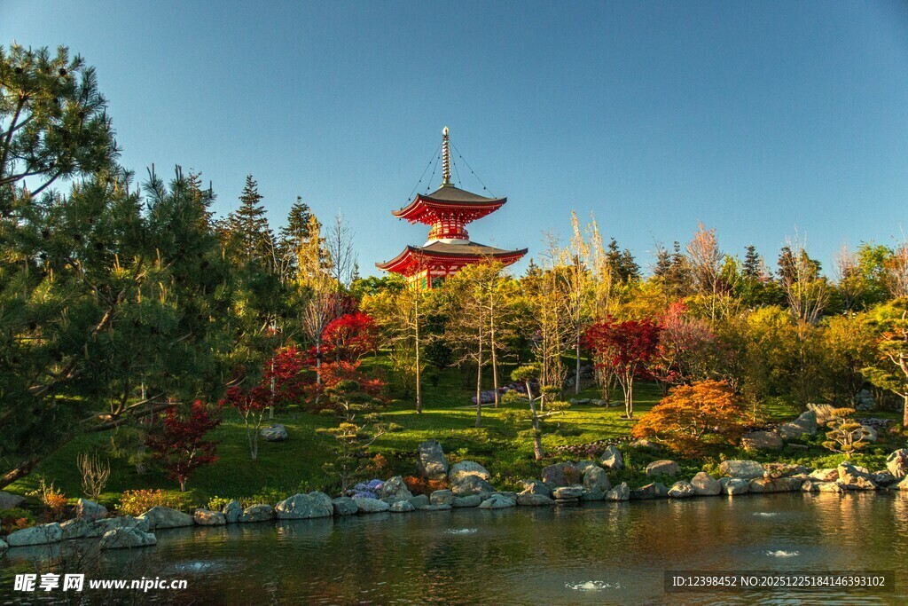 秋日湖畔的中式宝塔美景
