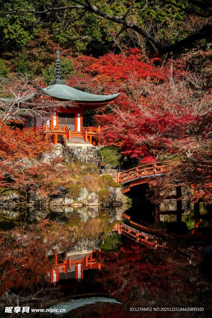 秋日湖畔的日式亭台美景