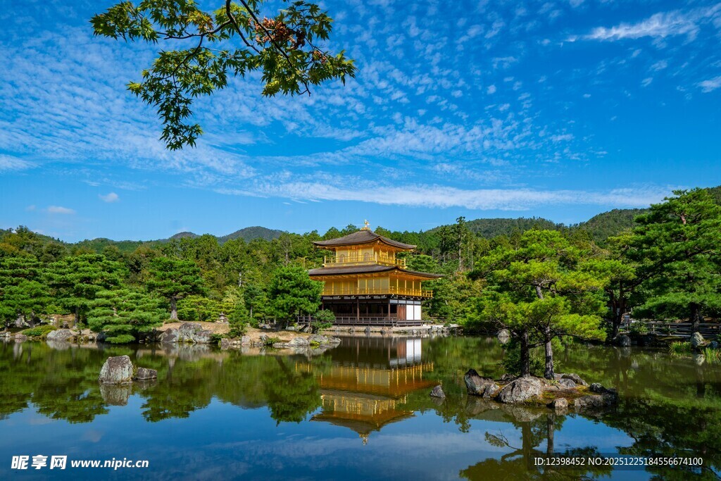 湖畔古建映蓝天绿树