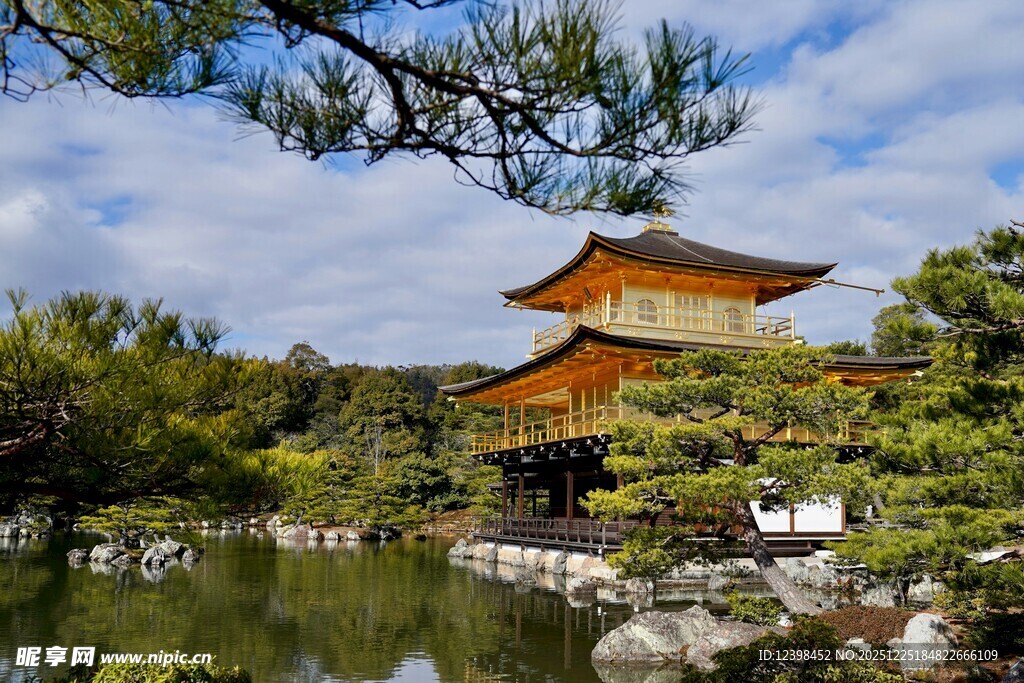 金阁寺湖畔美景