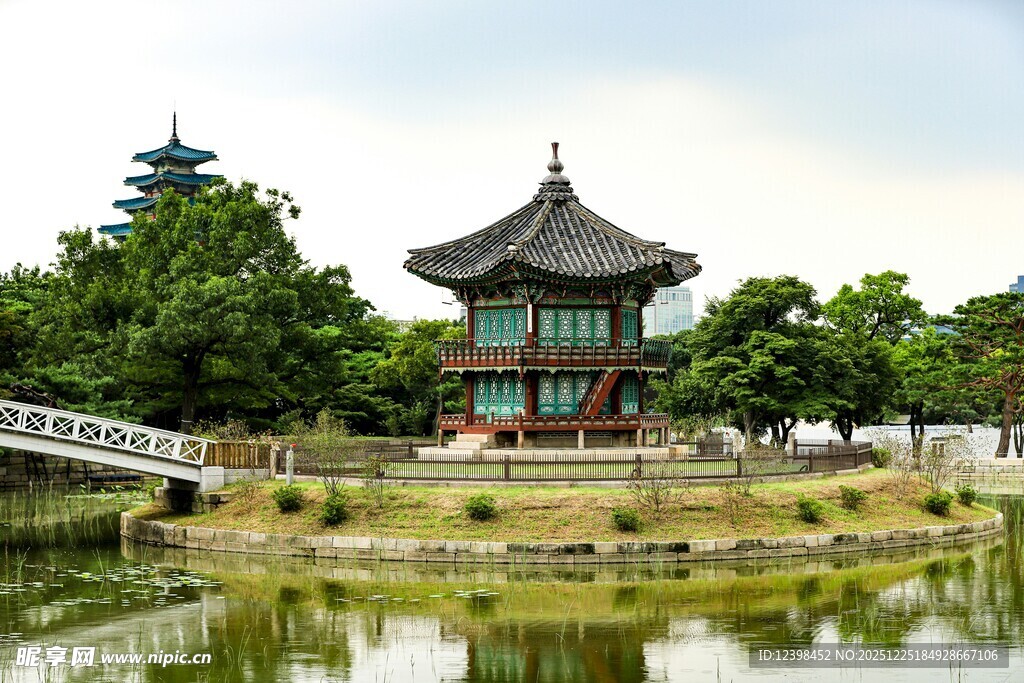 古典亭阁映于碧水绿树间