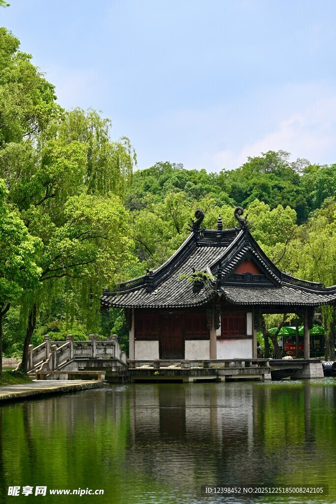 中式湖畔古亭美景