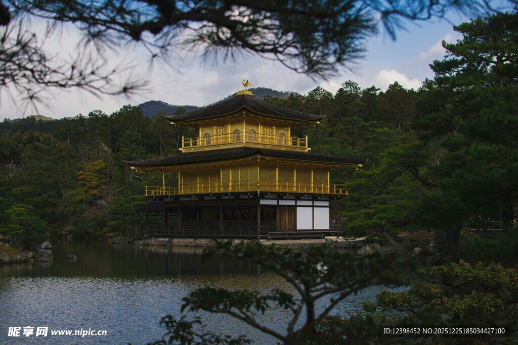 日本金阁寺湖畔美景