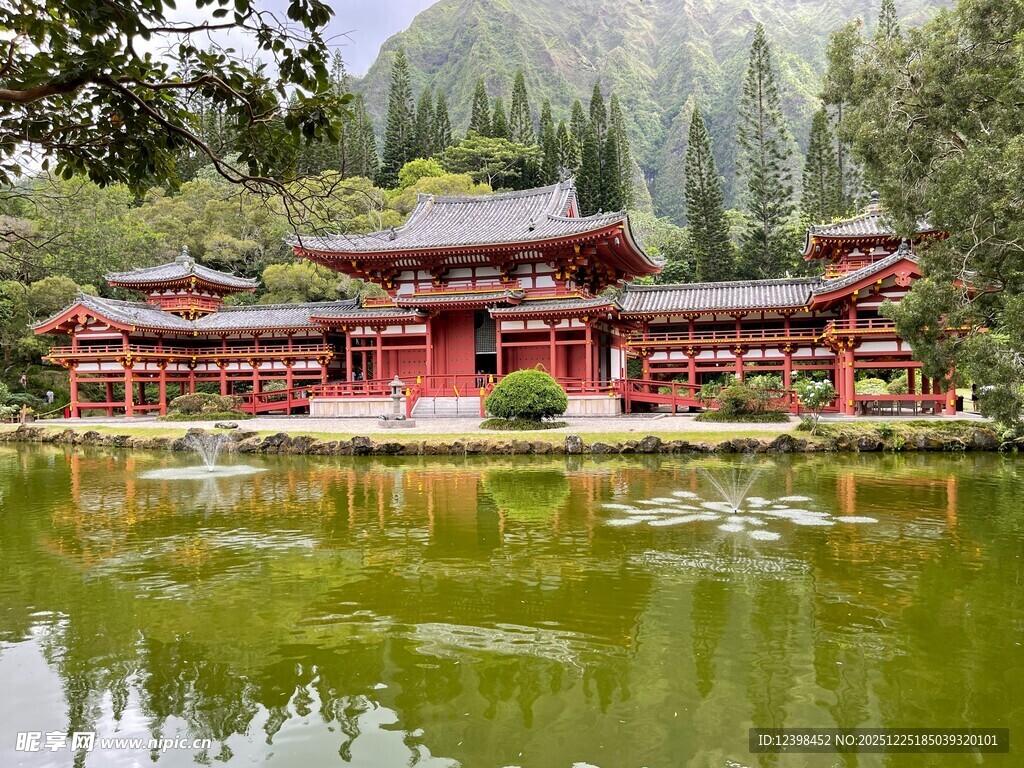 湖畔中式古建筑风景秀丽