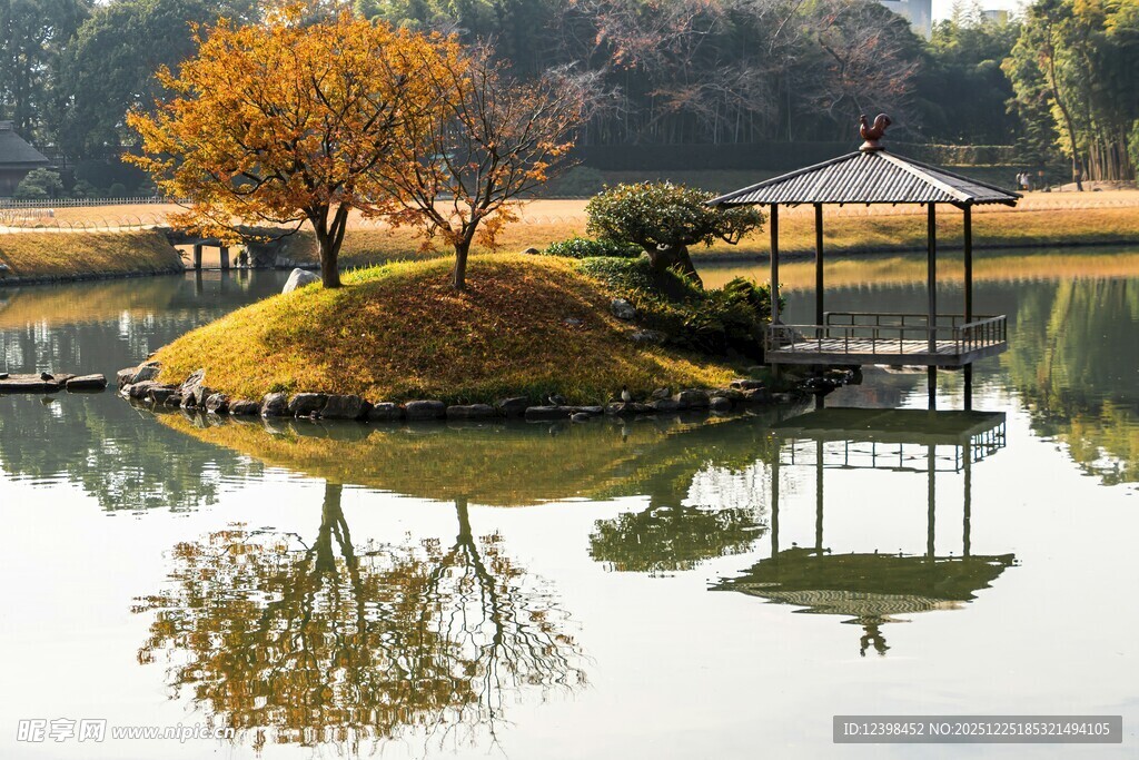湖畔秋景中的静谧小亭