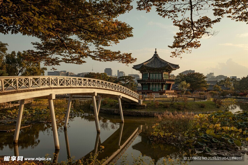 中式古桥与亭的静谧景致