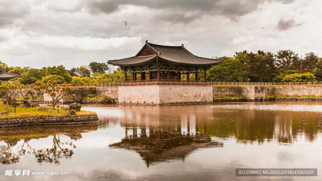 韩国传统建筑倒映于湖面
